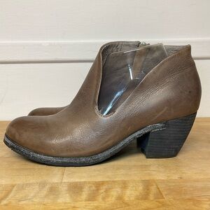 Antelope brown leather cut out ankle boots with heel women’s size 9.5